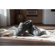 Pilkos šlepetės su juodais dryžiais